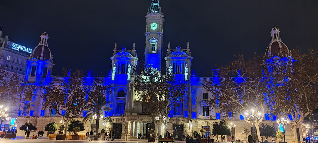 Edificio del Ayuntamiento de Valencia iluminado con el color azul de la Policía Nacional. 